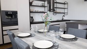 Apartemen Eksklusif | Dapur pribadi | Lemari es, microwave, oven, dan kompor