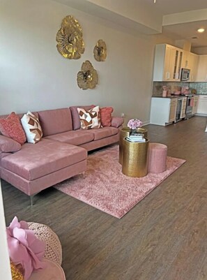 Living area - All Things PINK! 1B1B W/Rooftop pool. (Dallas)