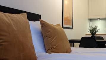 Een bureau, een laptopwerkplek, geluiddichte muren