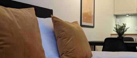 Työpöytä, kannettavalle tietokoneelle sopiva työtila, äänieristys