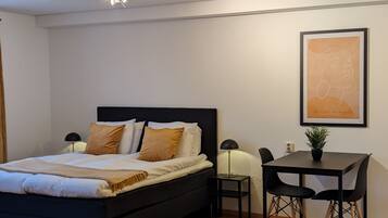 Schreibtisch, laptopgeeigneter Arbeitsplatz, schallisolierte Zimmer