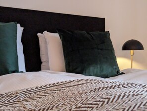 Desk, laptop workspace, soundproofing, iron/ironing board - Hotell Bro (Kristinehamn)