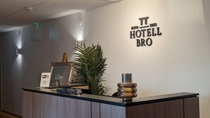A reception desk with a sign reading "TT ESTD 2022 HOTEL BRO". - Hotell Bro (Kristinehamn)