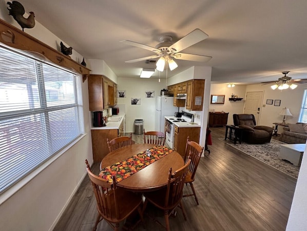 Interior - Grandma's Haus - 2 bedroom 1 bath close to Main Street. Pet Friendly w big yard! (Fredericksburg)