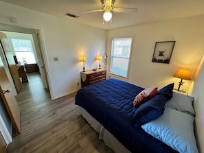 2 bedrooms, WiFi - Grandma's Haus - 2 bedroom 1 bath close to Main Street. Pet Friendly w big yard! (Fredericksburg)