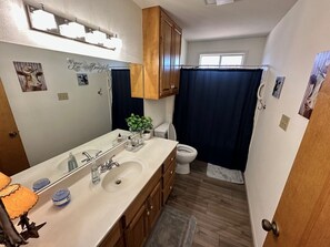 Combined shower/bathtub, towels, soap, shampoo - Grandma's Haus - 2 bedroom 1 bath close to Main Street. Pet Friendly w big yard! (Fredericksburg)