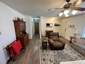 Smart TV - Grandma's Haus - 2 bedroom 1 bath close to Main Street. Pet Friendly w big yard! (Fredericksburg)