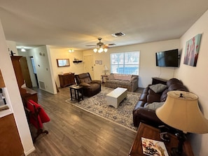 Smart TV - Grandma's Haus - 2 bedroom 1 bath close to Main Street. Pet Friendly w big yard! (Fredericksburg)