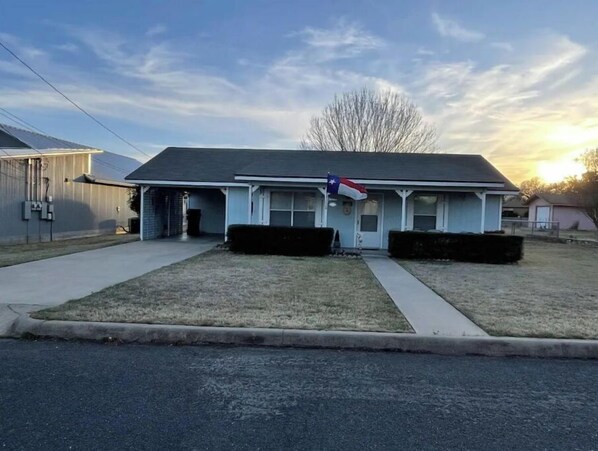 Exterior - Grandma's Haus - 2 bedroom 1 bath close to Main Street. Pet Friendly w big yard! (Fredericksburg)