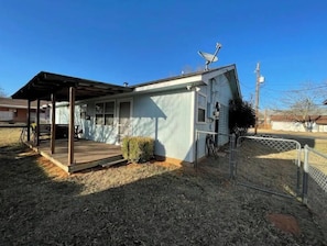 Exterior - Grandma's Haus - 2 bedroom 1 bath close to Main Street. Pet Friendly w big yard! (Fredericksburg)