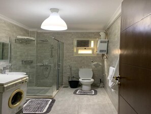 Een bad/douchecombinatie