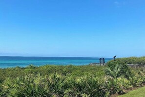 Bañera con ducha, secador de pelo, toallas