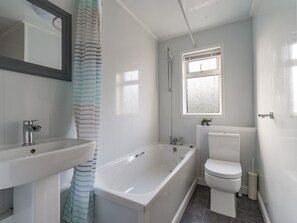 Ensemble douche/baignoire, sèche-cheveux, serviettes fournies