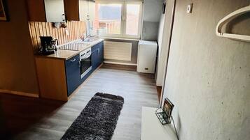 Een koelkast, een magnetron, een oven, een kookplaat