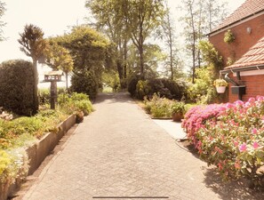 Property grounds - Cozy vacation apartment with a view of the countryside (Detern)