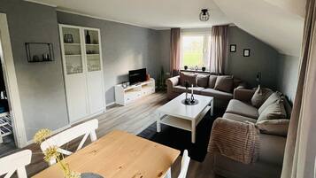 Een televisie en boeken