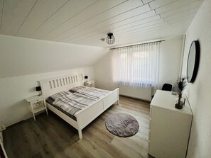 2 bedrooms, travel crib, WiFi, bed sheets - Cozy vacation apartment with a view of the countryside (Detern)