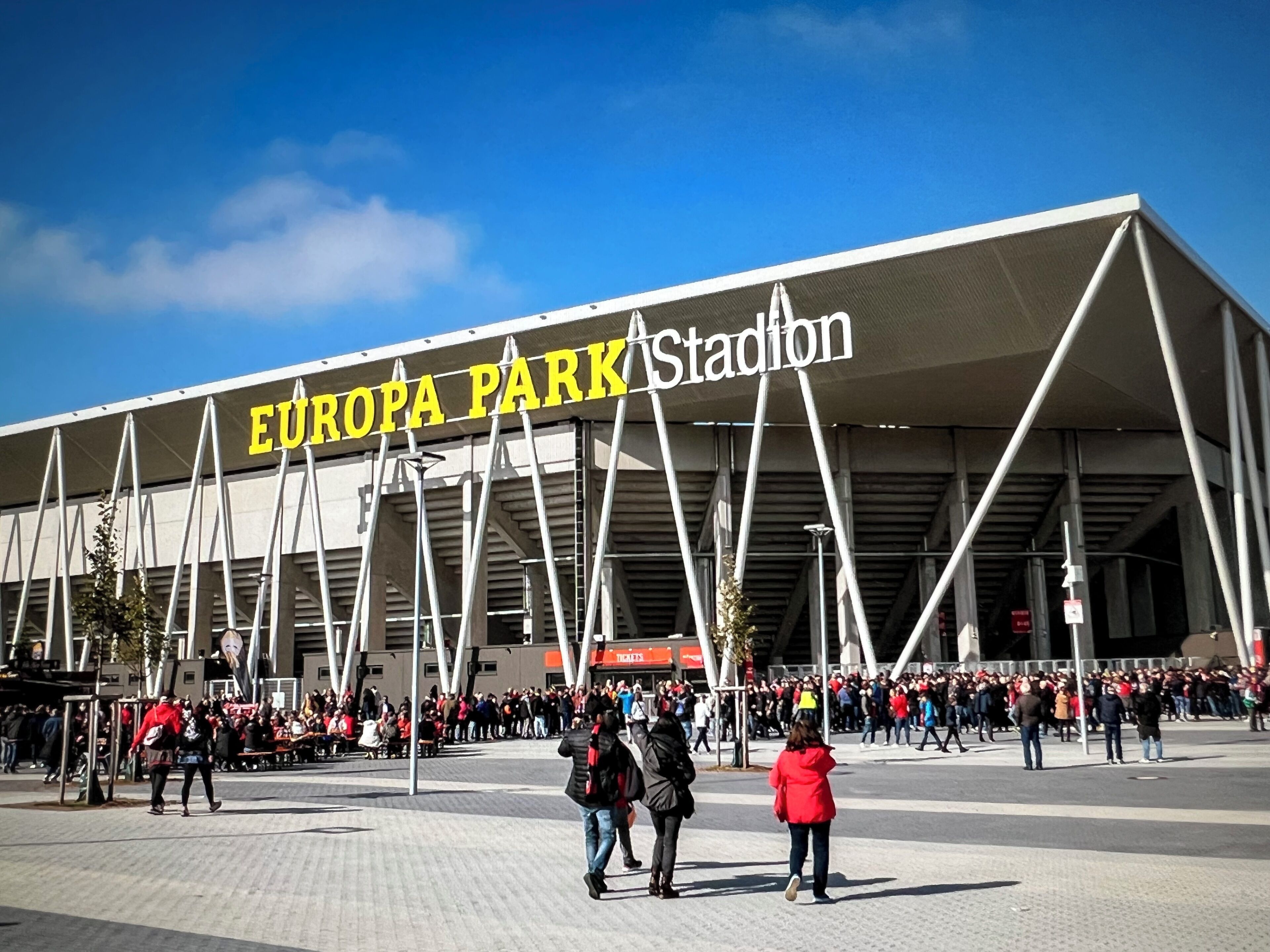Un estadio grande con un letrero destacado que dice "EUROPA PARK Stadion".
