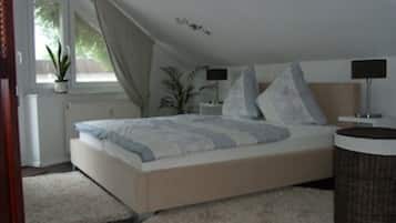 2 Schlafzimmer, Schreibtisch, Bügeleisen/Bügelbrett, Reisekinderbett