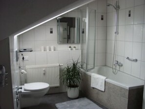 Ensemble baignoire-douche, séchoir à cheveux, serviettes fournies, savon