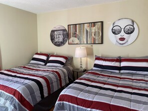 2 bedrooms, desk, iron/ironing board, free WiFi - 10 min walk to Stevenson Convention Center (Rosemont)