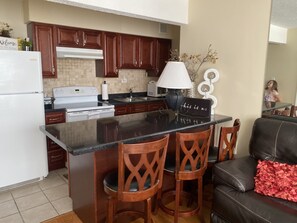 Fridge, microwave, oven, stovetop - 10 min walk to Stevenson Convention Center (Rosemont)