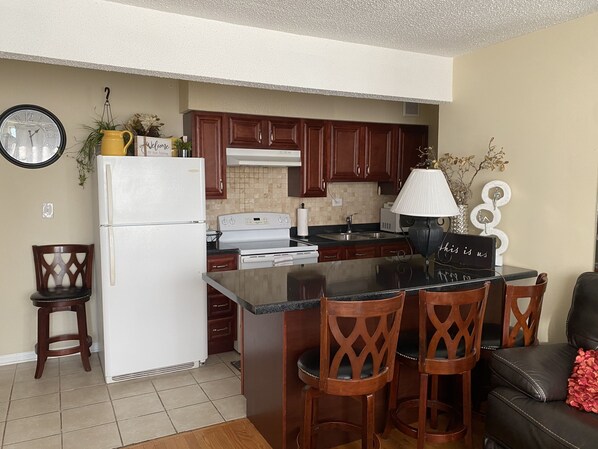 Refrigerador, microondas, horno y parrilla de estufa