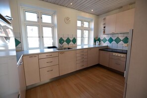 Fridge, microwave, dishwasher - Axelgaard Bed & Bath (Outrup)