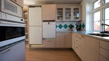 Geladeira, micro-ondas, lava-louças