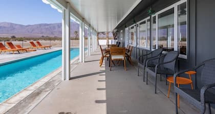 Private desert oasis with pool- 5 Min to golf course