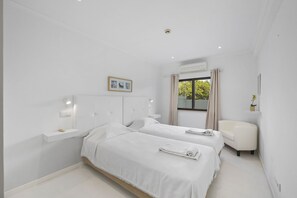2 bedrooms, in-room safe, iron/ironing board, free WiFi - Ultra modern centrally located 2-bed with large terrace and barbecue (Albufeira)