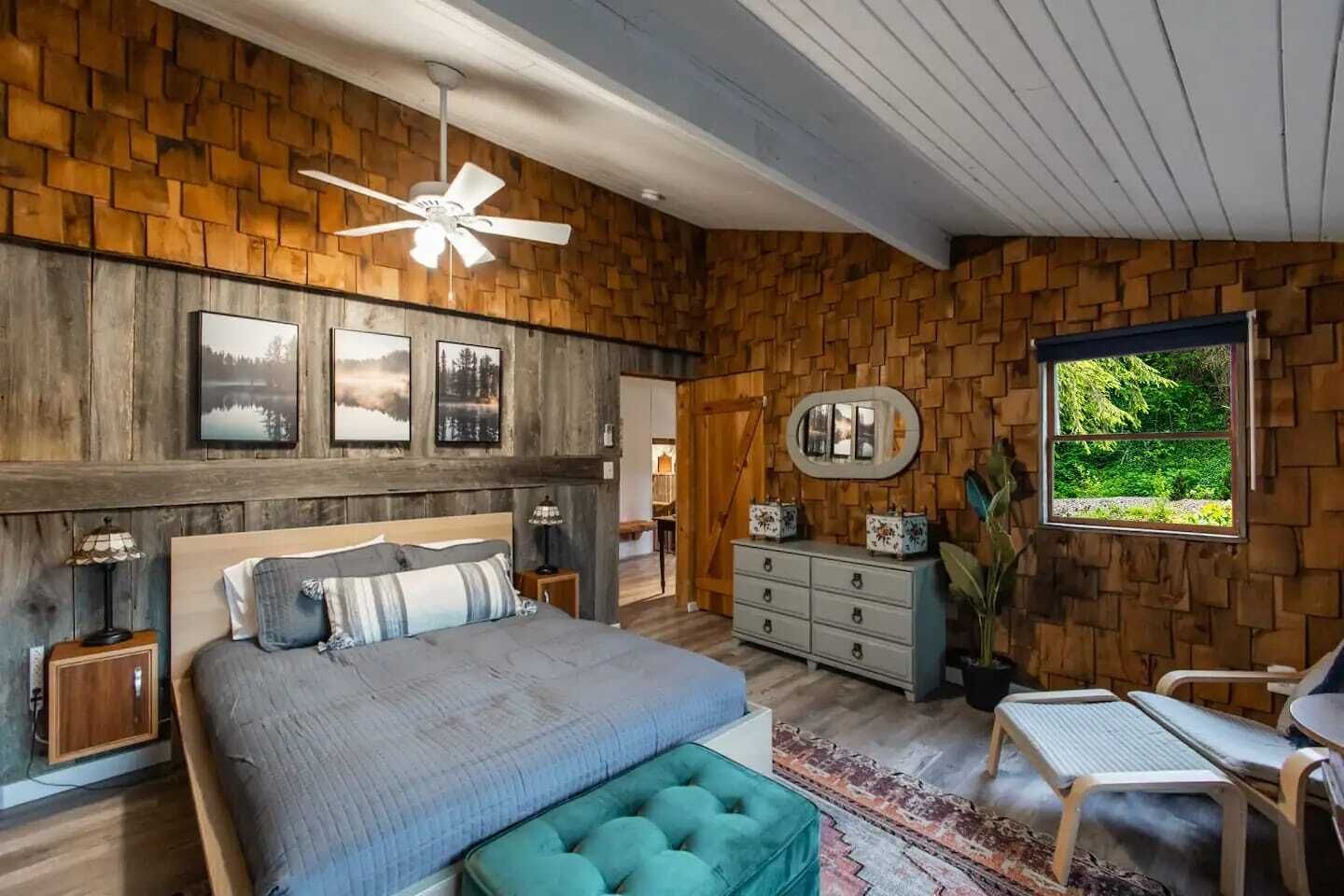 1 dormitorio, tabla de planchar con plancha, wifi y ropa de cama