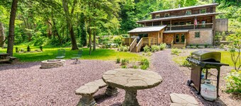 Log cabin w/riverfront & hot tub