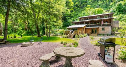 Log cabin w/riverfront & hot tub