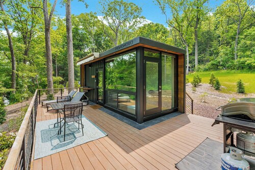 Modern Riverside Cabin w Hot Tub, Fire Pit, Kayaks