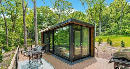 Modern Riverside Cabin w Hot Tub, Fire Pit, Kayaks