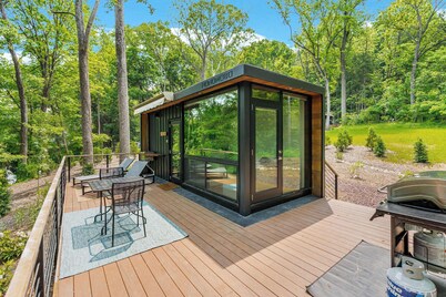 Modern Riverside Cabin w Hot Tub, Fire Pit, Kayaks