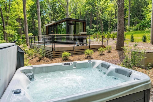 Modern Riverside Cabin w Hot Tub, Fire Pit, Kayaks