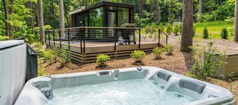 Modern Riverside Cabin w Hot Tub, Fire Pit, Kayaks