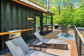Outdoor dining - Modern Riverside Cabin w Hot Tub, Fire Pit, Kayaks (Rileyville)