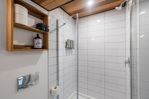 Shower, hair dryer, towels, shampoo