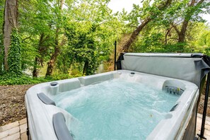 Outdoor spa tub