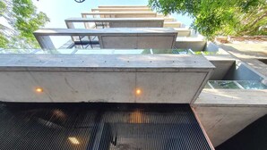 Uma estrutura arquitetônica moderna com piso de grade metálica e plataformas de concreto.