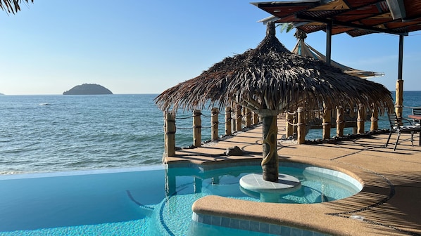 Una piscina al aire libre, camas de piscina gratis, sombrillas