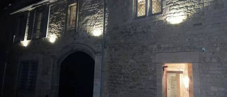 المنشأة من الخارج