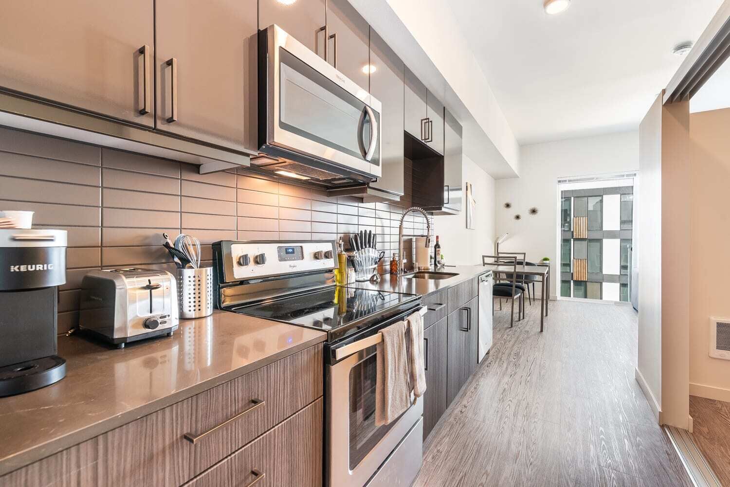Modern 1BR 1BA - Long Term Gym Parking Redmond DT