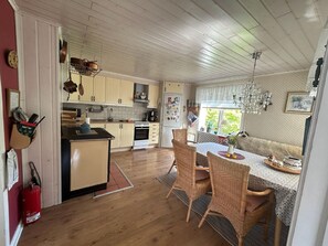 Frigorífico, microondas, horno y lavavajillas