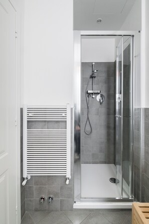 Regadera, amenidades de baño ecológicas, secadora de cabello, bidet 