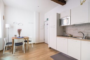 Kühlschrank, Mikrowelle, Herdplatte, Geschirrspüler