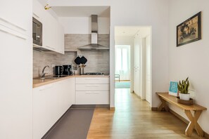 Kühlschrank, Mikrowelle, Herdplatte, Geschirrspüler